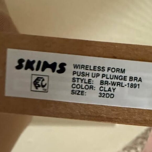 Skims Wireless Push-up Bra 32DD (runs small) - Picture 2 of 2